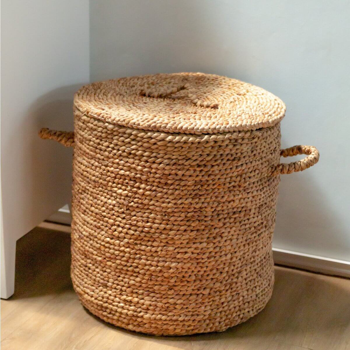 Grote wasmand van waterhyacint met deksel en handgrepen, perfect voor de was, 54 cm diameter, 55 cm hoog, duurzaam en handgemaakt.