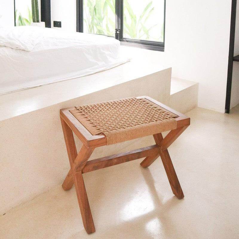 Grote houten kruk INDRA beige, ontworpen van Trembesi met zitvlak van gerecycled papier, perfect voor elk interieur.