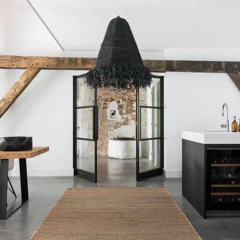 Zwarte Mojo hangende lampenkap van raffia in moderne keuken voor een exotisch Ibiza gevoel.