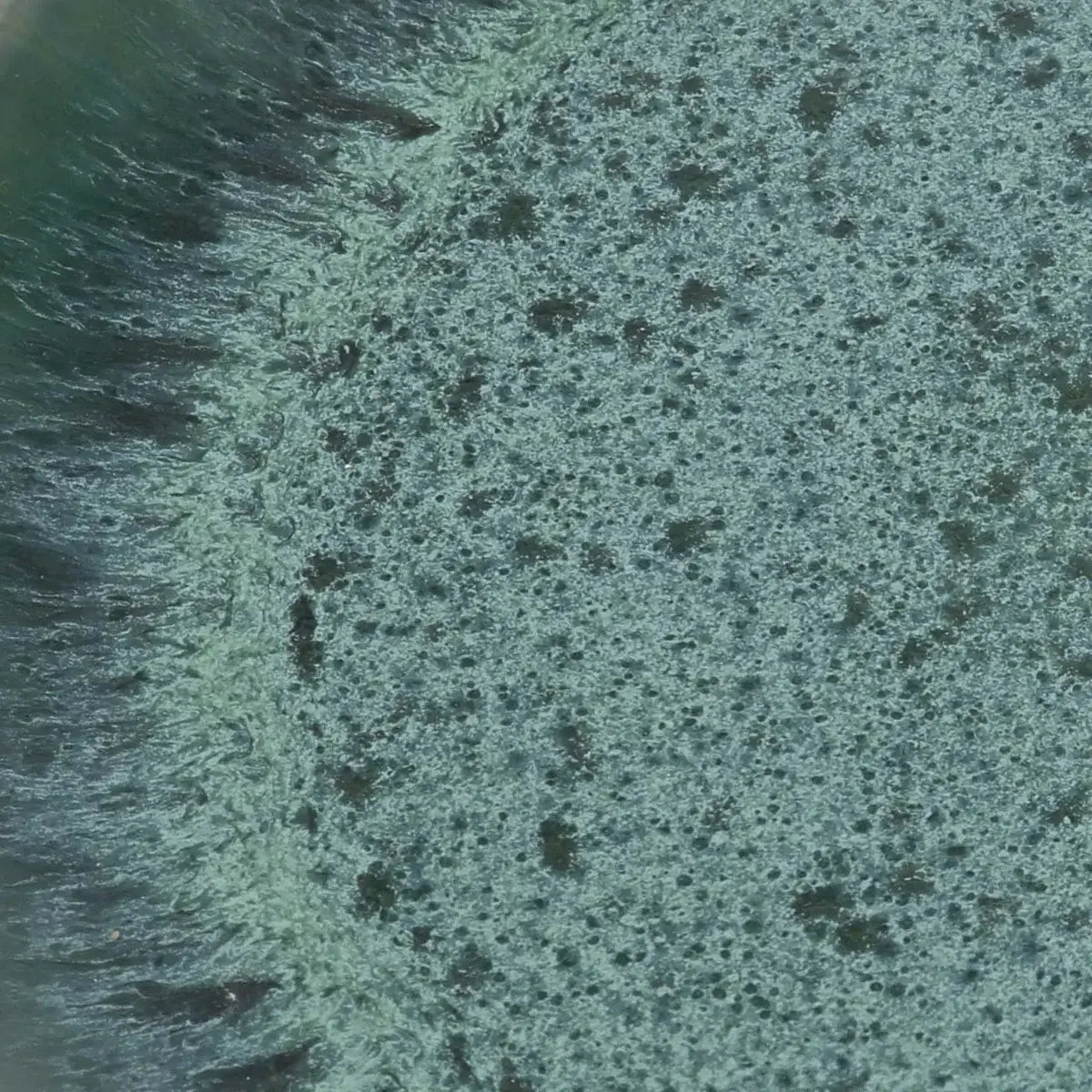 Close-up of the textured aqua color pattern on Het Aqua Dinerbord, part of a set of 4 stylish dinner plates.