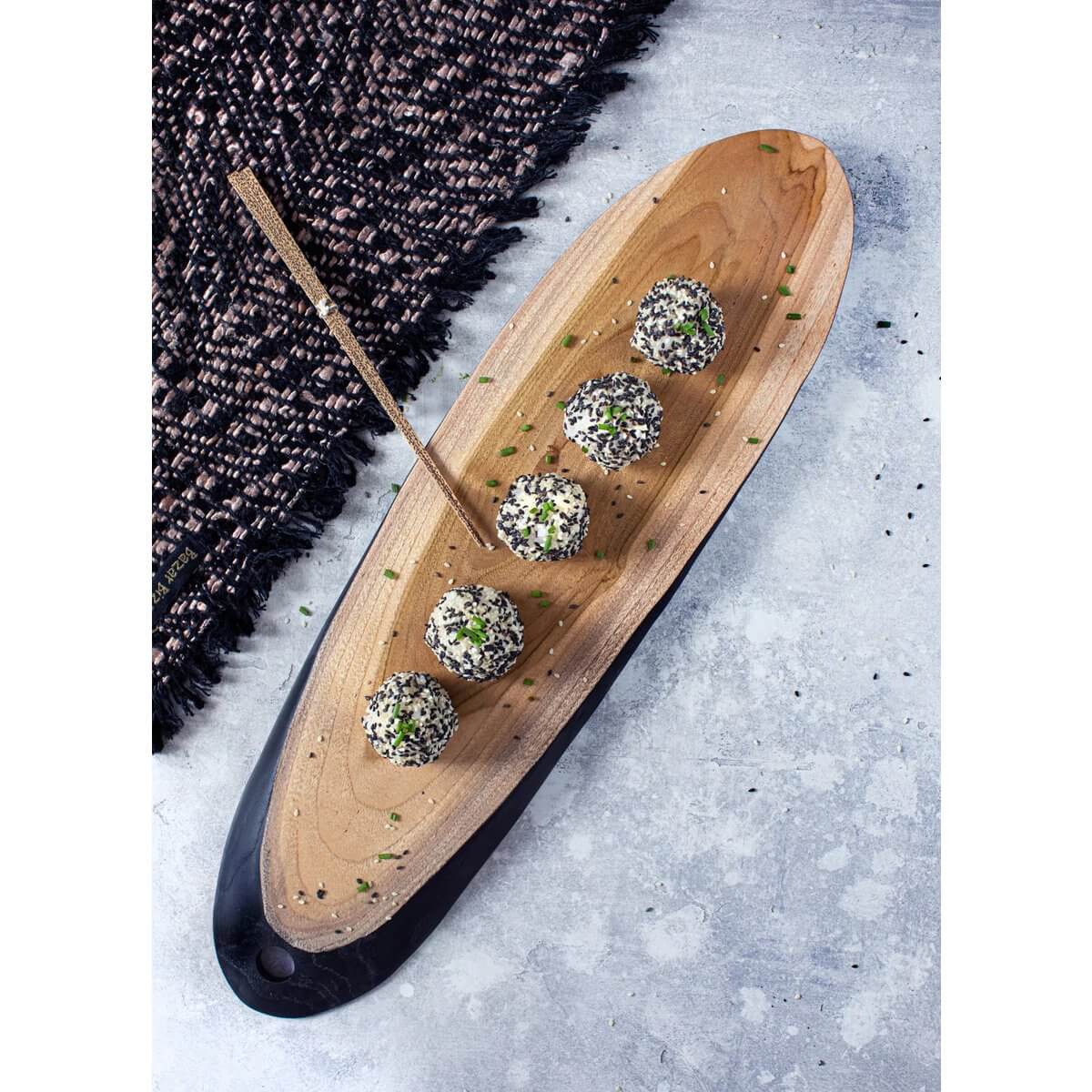 Bohemian Het Bondi Tapasbord - L teakhouten serveerschaal met hapjes gepresenteerd op een stijlvolle, gedekte tafel.