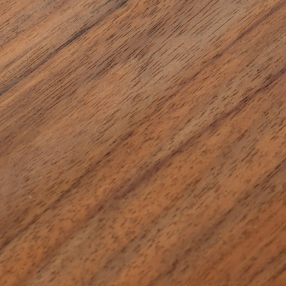 Close-up of teakhouten gebaksbord with rich wood grain, perfect for serving cake and sweets. A stylish, bohemian touch to any table.