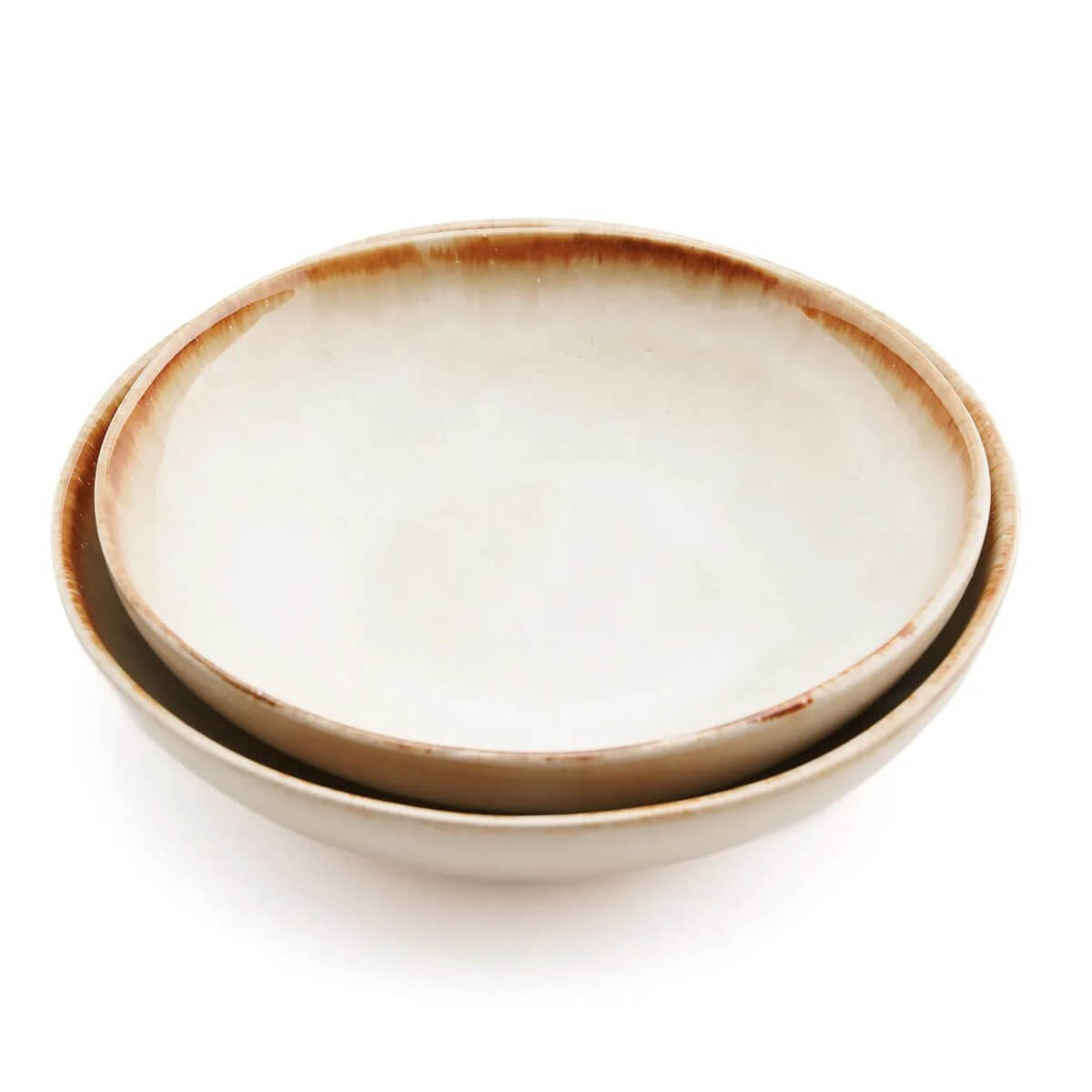 Twee witte kommetjes met goudrand, handgemaakt Portugees keramiek, perfect voor formele diners en zomerse picknicks.