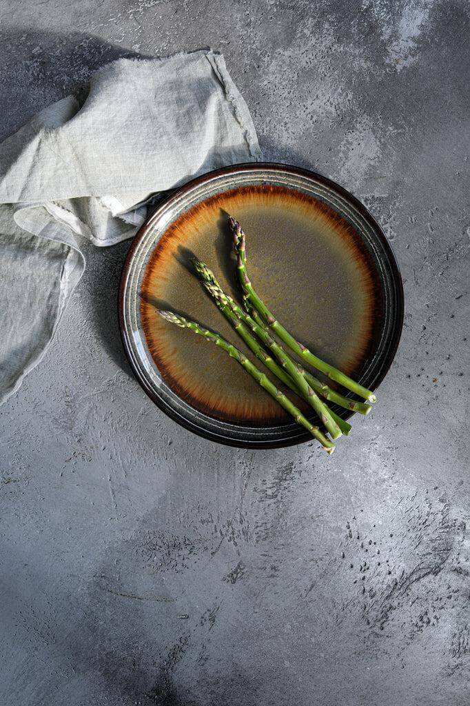 Elegant Comporta Bord met groene asperges, straalt Portugese keramiek en craquelé glazuur af, perfect voor elk diner.