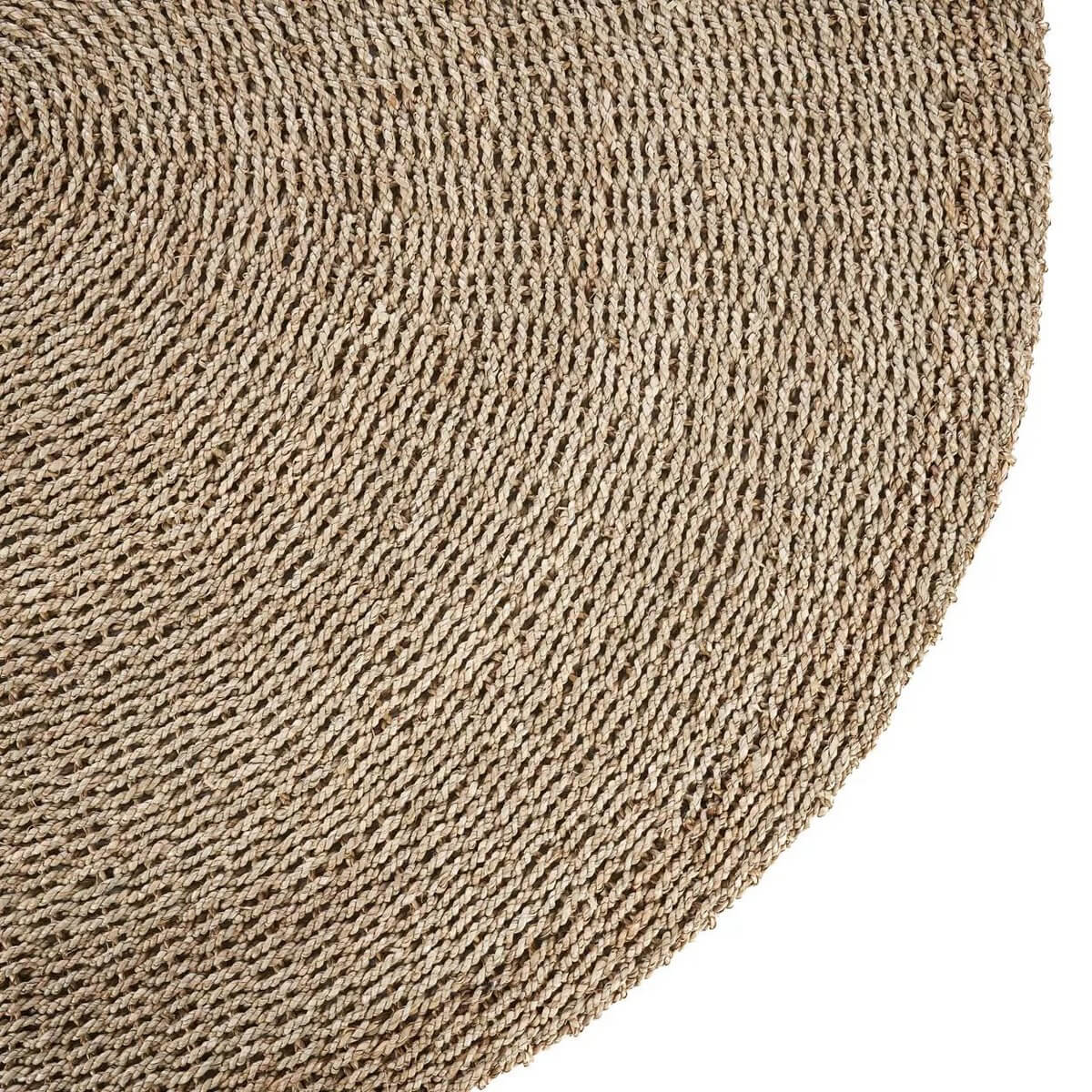 Bohemian style Het I'm Tapijt in natural tones, made of 100% sisal, showcasing intricate woven texture for a cozy and earthy touch.