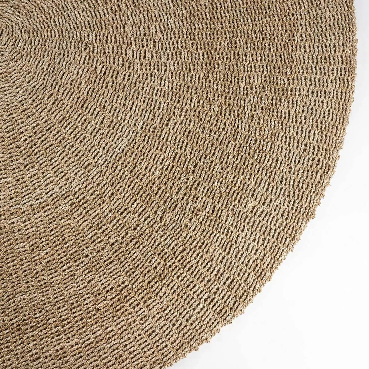 Close-up of Het Sizali-tapijt, a 100% sisal carpet in natural tones, showcasing its Bohemian woven texture and earthy charm.