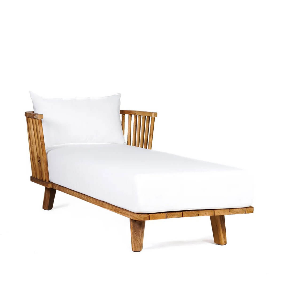 Het Malawi Daybed van teakhout met bohemian wit kussen, perfect voor buitenlounge en zonnebaden. Elegant en duurzaam ontwerp voor comfort.