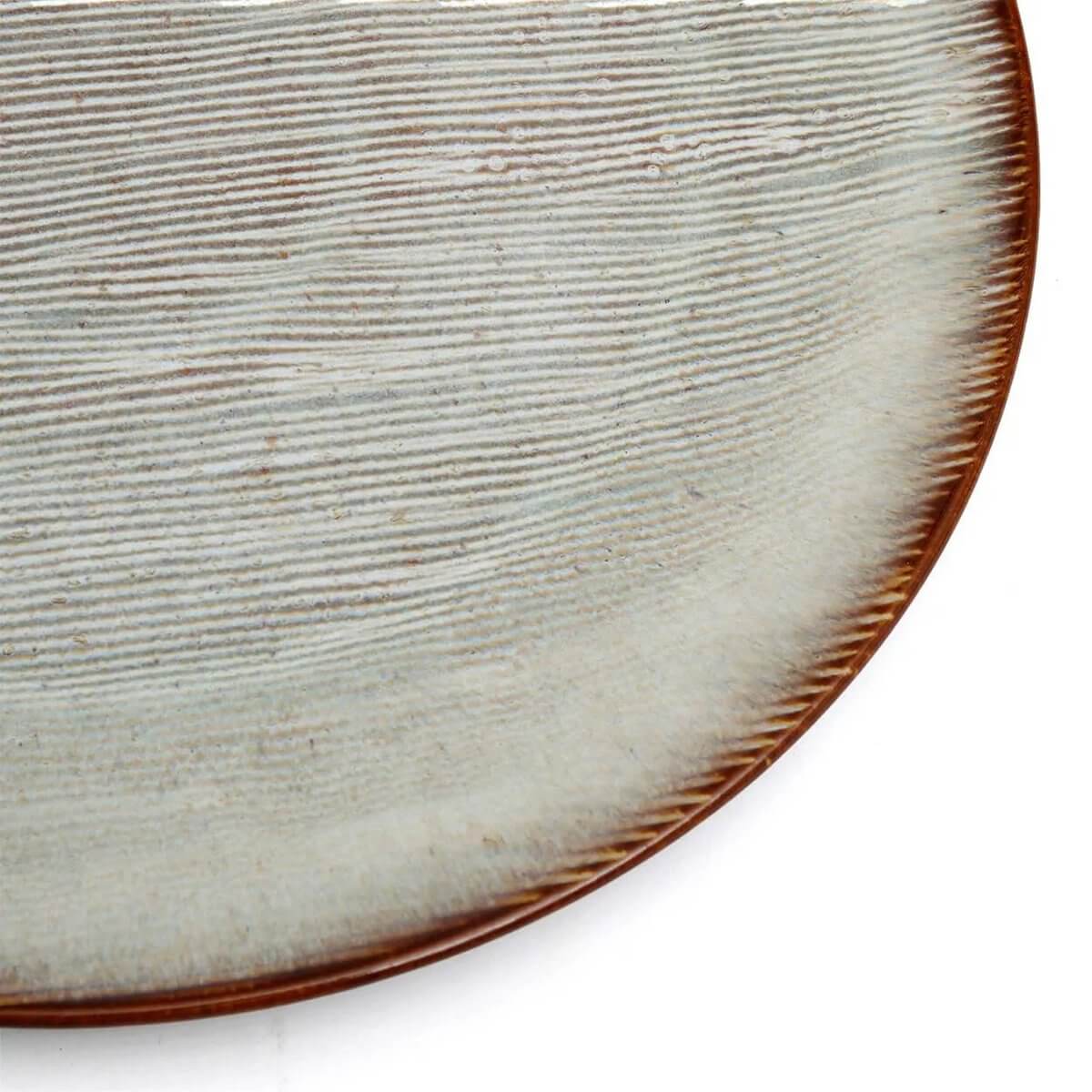 Het Peniche Saladebord in aardse tinten, dichtbij zicht op textuur met een elegant design, perfect voor stijlvolle tafeldekking.