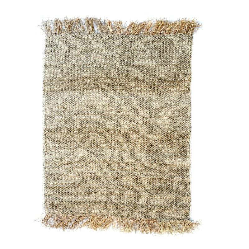 Raffia franjestapijt in natuurlijke kleur, rechthoekig 180x240 cm, ideaal voor keuken of woonruimte. Vervaardigd uit sisal en palm.