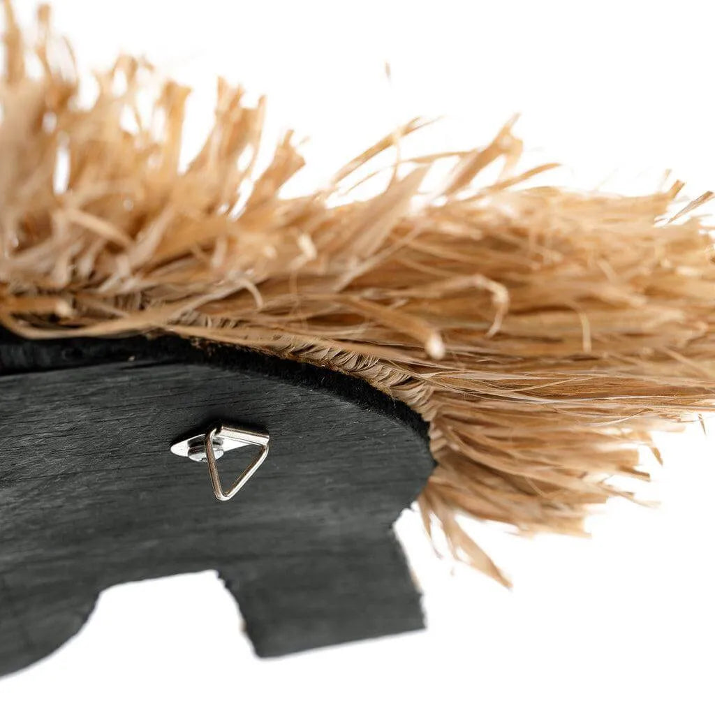 Close-up van Het Schelpen Zeepaard in wit, gemaakt van schelpen en raffia franjes, met ophanghaak voor decoratie.