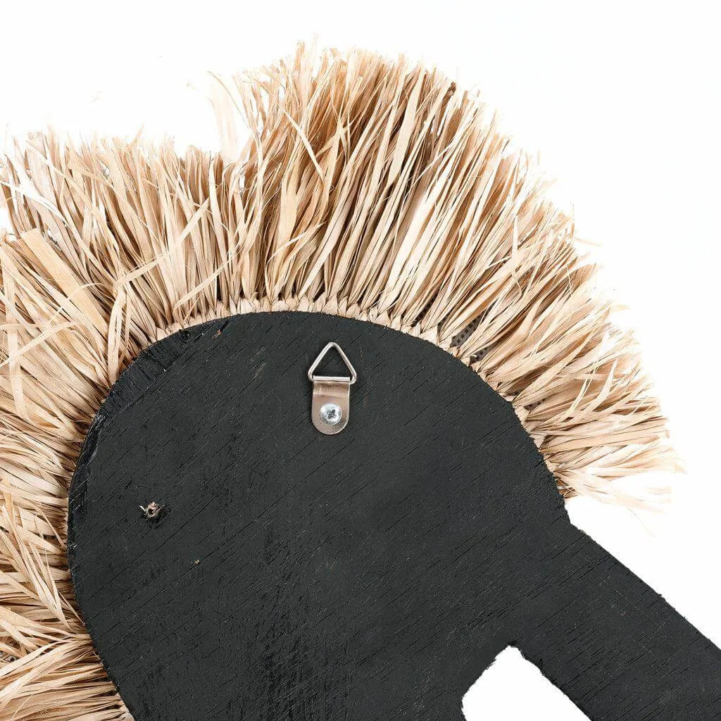 Het Schelpen Zeepaard in wit, decoratief stuk gemaakt van witte schelpen met raffia franjes. Perfect om op te hangen en de aandacht te trekken!