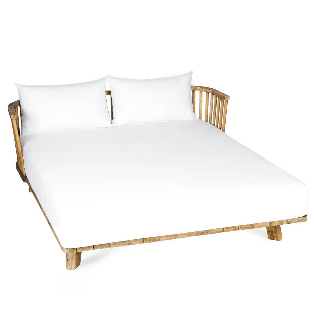 Bohemian dubbel Malawi dagbed van teakhout met natuurlijk witte kussens, buitenligbed in elegante stijl.