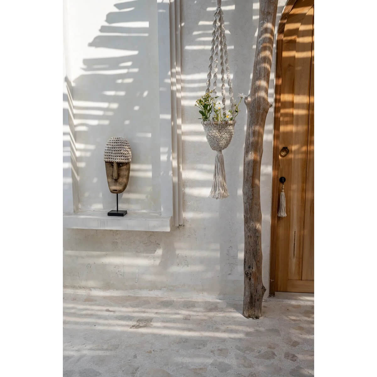Etnisch kauri-masker op standaard, met handgeplaatste schelpen, voor een stijlvolle interieurdecoratie. Ideaal voor terras of tuin.