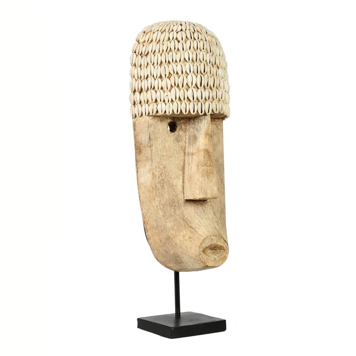 Groot Kauri-masker op standaard, versierd met schelpen, perfect voor interieur of tuin. Bazar Bizar Living.