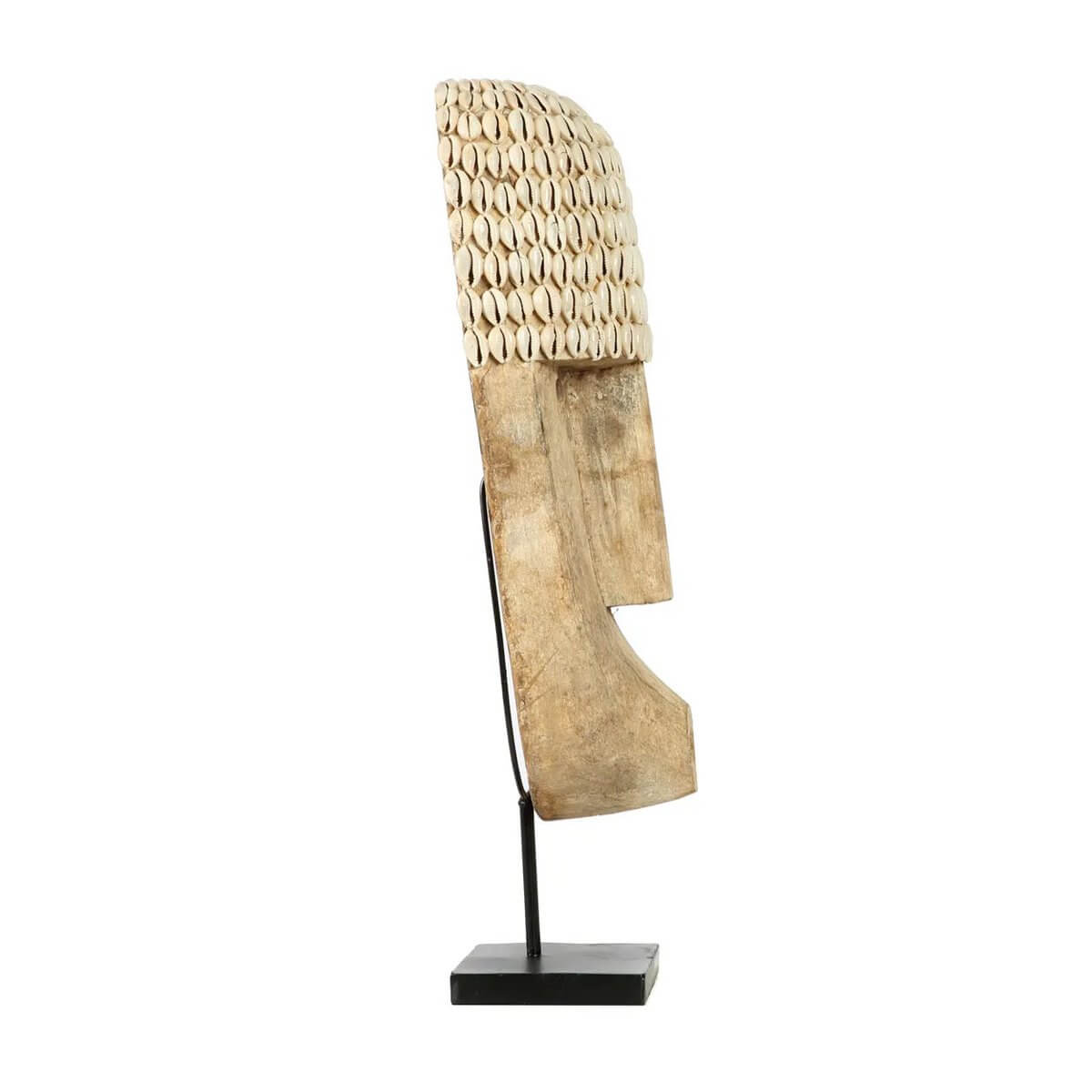 Etnisch kauri-masker op standaard met handgeplaatste schelpen, perfect als interieuraccent. 50cm hoog, merk Bazar Bizar Living.