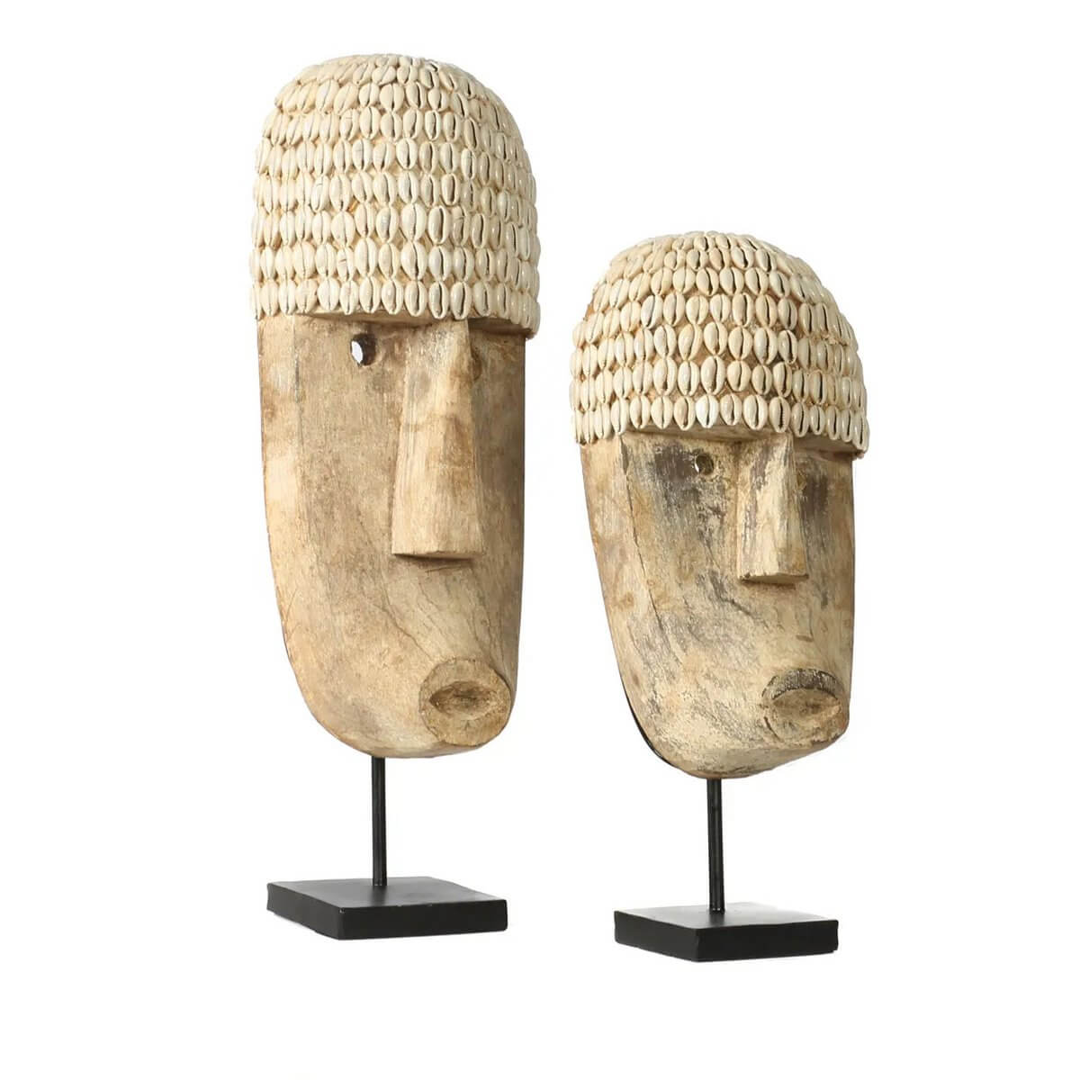 Etnische houten maskers met schelpenhoedjes op standaarden, ideaal voor interieurdecoratie. Groot en klein formaat, merk Bazar Bizar Living.