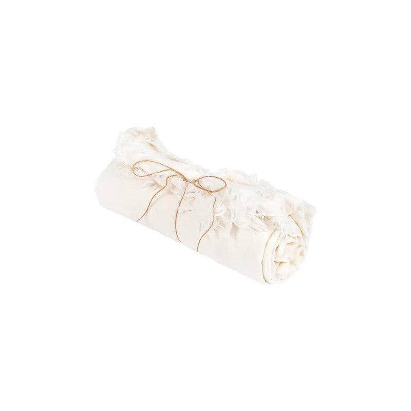 Opgerold wit linnen tafelkleed van 150x200 cm, luxe tafellinnen voor een stralende eettafel.