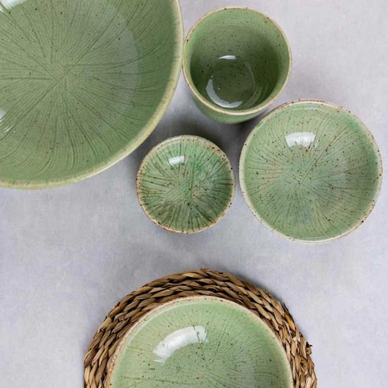 Frisgroene stoneware soepkom Gina L, perfect voor eigengemaakte soepen. Glanzend geglazuurd en veelzijdig servies in elegante stijl.