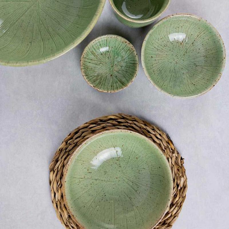 Stijlvolle frisgroene stoneware servies set inclusief soepkom Gina L met natuurlijke uitstraling. Gratis verzending.
