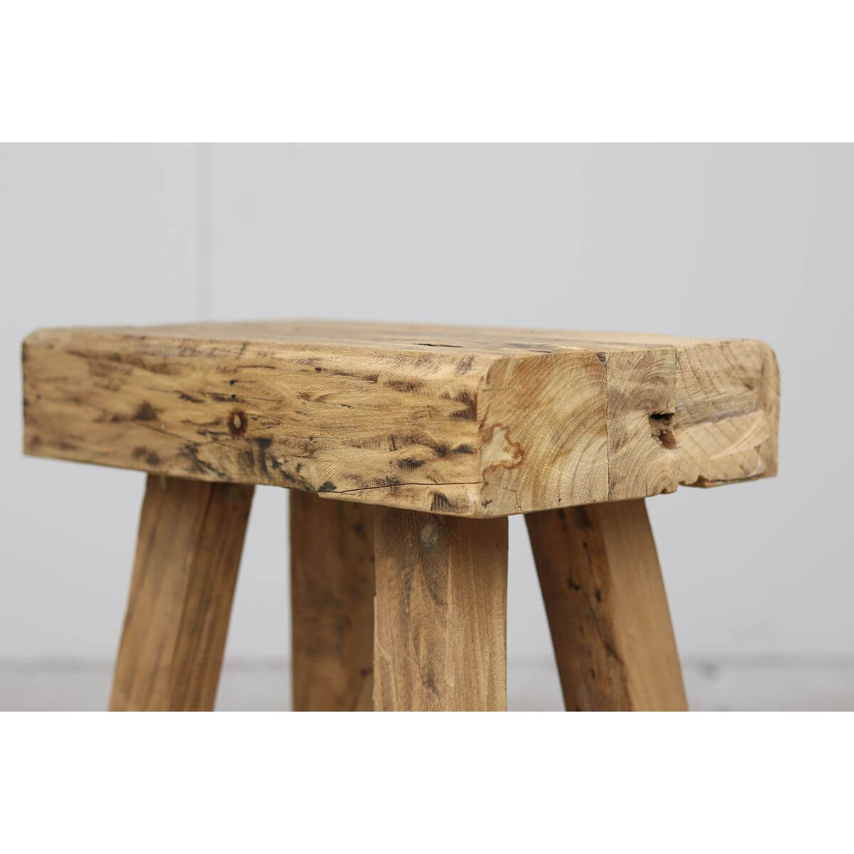 Kruk Napels massief teak hout 40 cm hoogte, veelzijdig en duurzaam ontwerp. Ideaal voor woonkamer, hal of slaapkamer. Tijdloos meubelstuk.