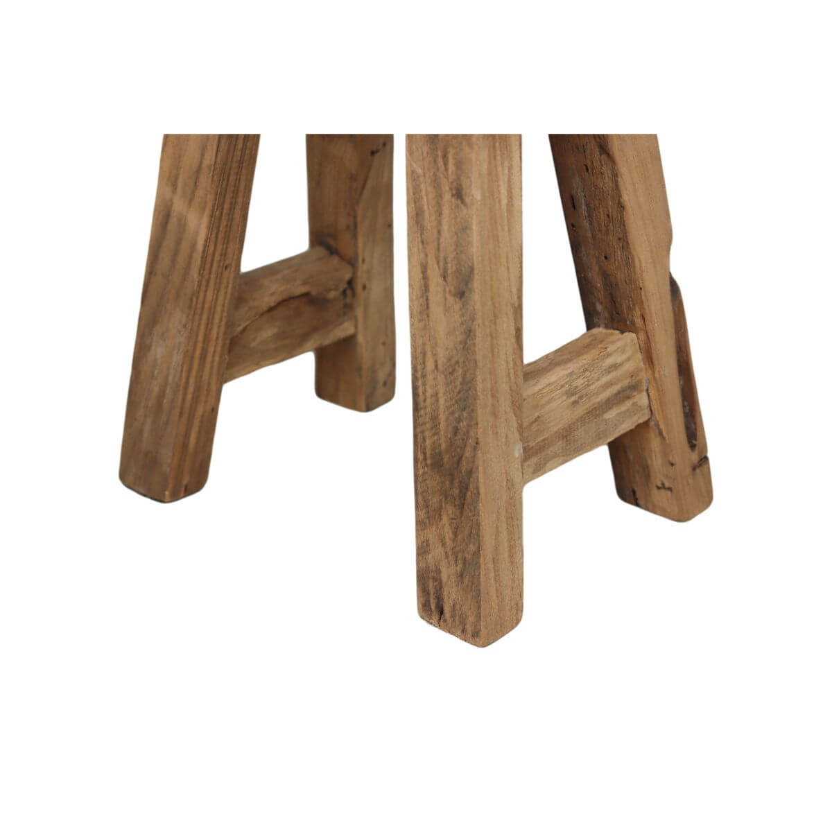 Close-up van Kruk Napels poten, gemaakt van massief teak hout, 40 cm hoogte. Ideaal voor een tijdloos interieurdesign.