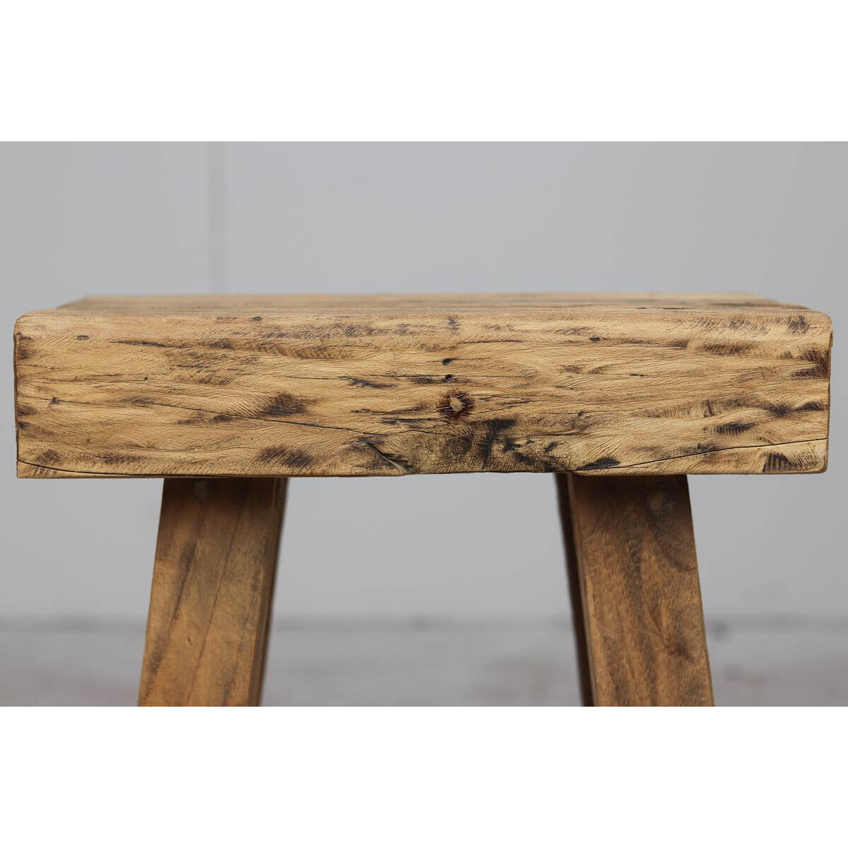 Kruk Napels in massief teak met een hoogte van 40 cm, perfect voor veelzijdig interieurgebruik. Tijdloos ontwerp en robuuste afwerking.