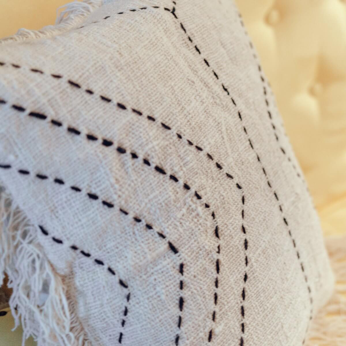 Bohemian decorative cushion cover made of handwoven cotton, featuring stitched design. Available in 40x40/50x50 cm. Eco-friendly packaging.