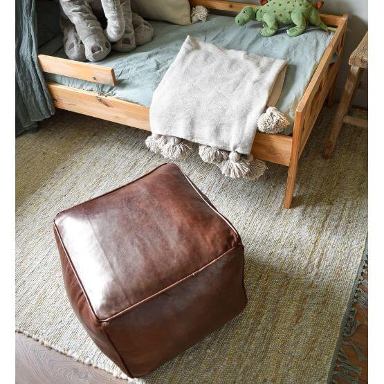 Bruine Marokkaanse leren poef in kinderkamer, perfect als voetenbankje of extra zitplek. Handgemaakt en stijlvol boho accent.