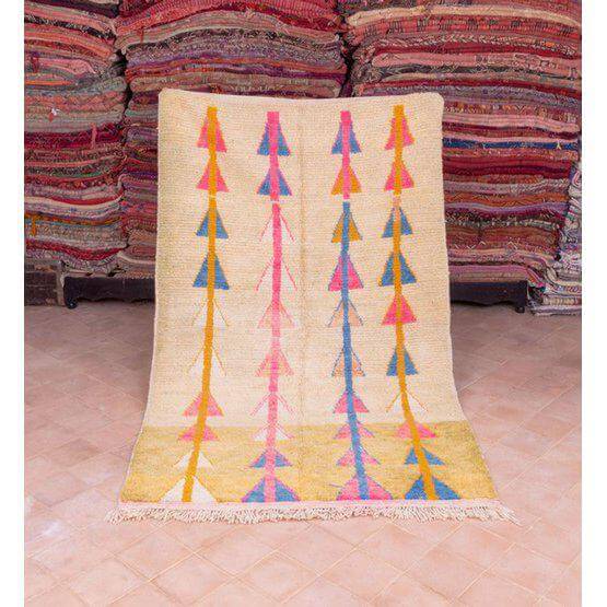 Azilal Berber vloerkleed 2,25x1,35m met kleurrijk symmetrisch patroon, perfect voor kinderkamers.