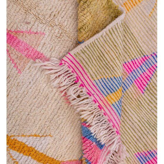 Een kleurrijk handgemaakt Marokkaans Berber Azilal-tapijt met symmetrisch patroon en franjes. Perfect voor kinderkamers.