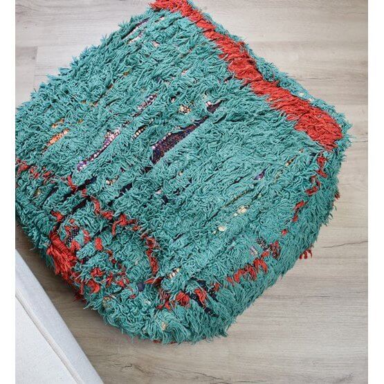Marokkaans Boucharouite-vloerkussen in groen en rood, handgemaakt van gerecycled textiel, biedt traditionele charme en duurzaamheid.