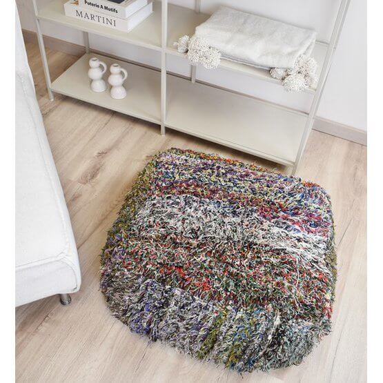 Marokkaans Boucharouite vloerkussen K1025, handgemaakt van gerecycled textiel, kleurrijk en duurzaam in een woonkamer.