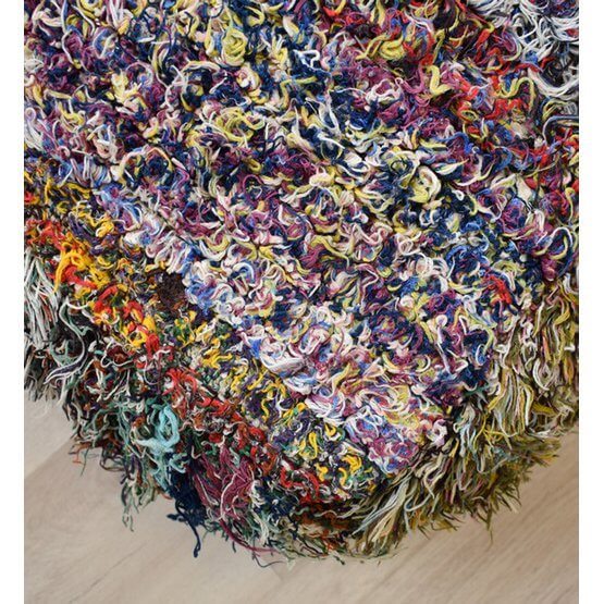 Close-up van het kleurrijke Marokkaanse Boucharouite vloerkussen K1025, handgemaakt met gerecycled wol en katoen.