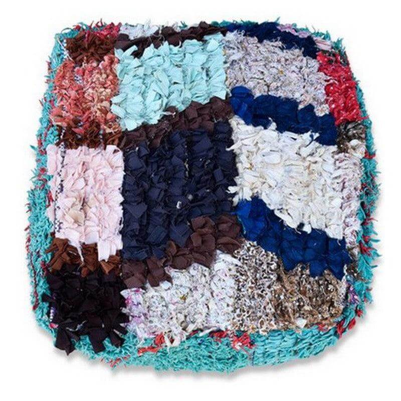 Kleurrijk Marokkaans Boucharouite vloerkussen van gerecycled textiel, handgemaakt door ambachtslieden, uniek en milieuvriendelijk.