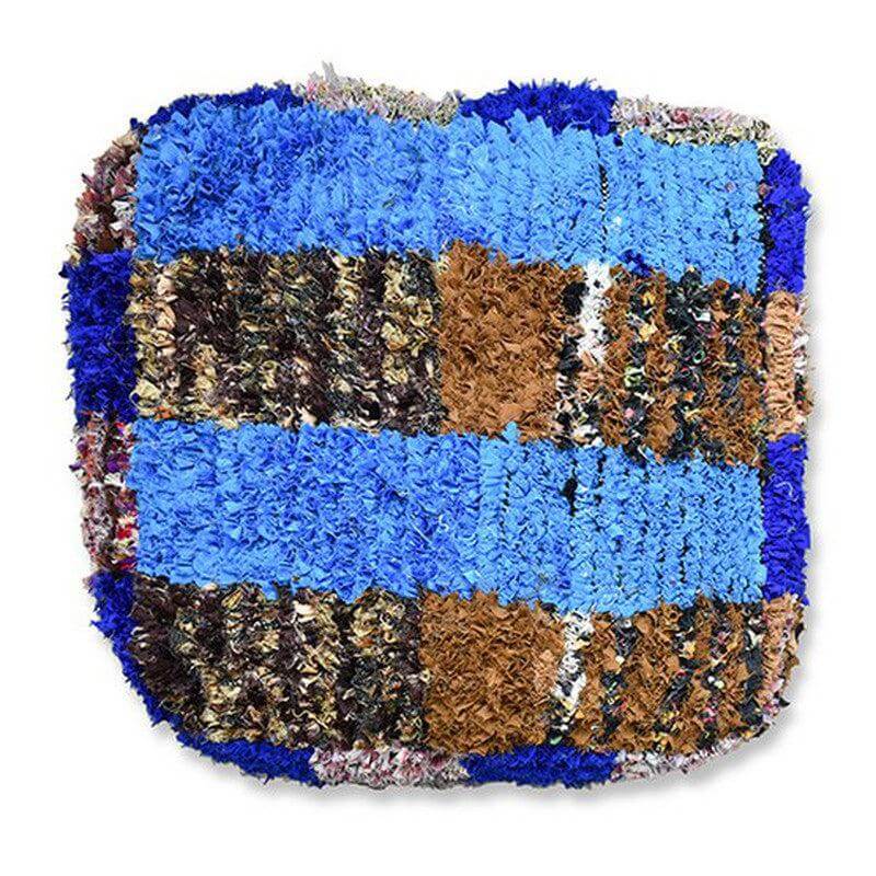 Marokkaans Boucharouite vloerkussen met levendige blauwe en bruine patronen, handgemaakt van gerecycled textiel door Marokkaanse ambachtslieden.
