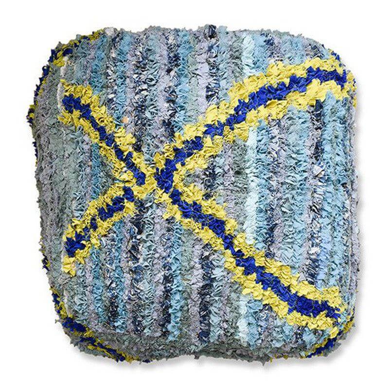 Vibrant handgemaakt Marokkaans Boucharouite vloerkussen K1467 met blauwe en gele patronen op gerecycled textiel.