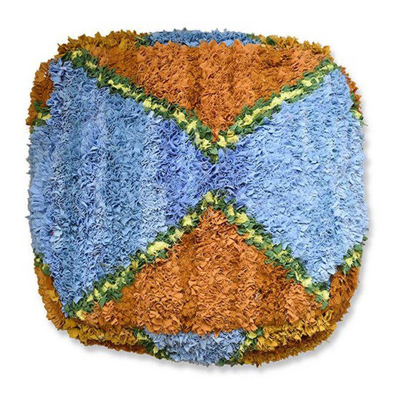 Vibrant Marokkaans Boucharouite vloerkussen K1468 met handgemaakt design van gerecycled textiel in blauwe en oranje tinten.