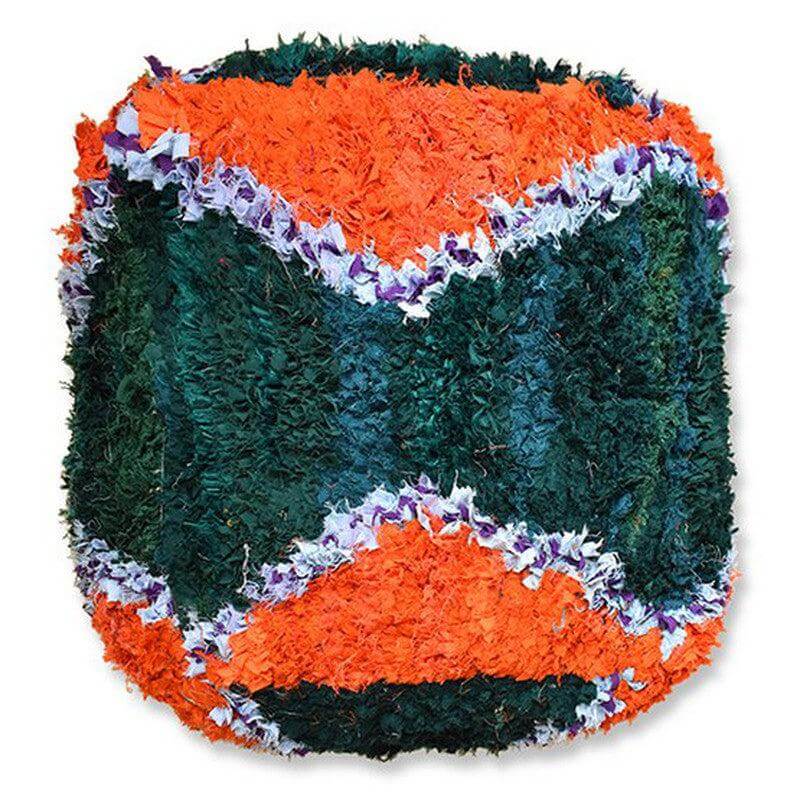 Kleurrijk Marokkaans Boucharouite vloerkussen met handgemaakte details van gerecycled textiel, sfeervol en uniek.