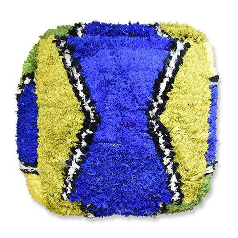 Kleurrijk Marokkaans Boucharouite vloerkussen, handgemaakt van gerecycled textiel. Uniek patroon in blauw, geel en zwart.