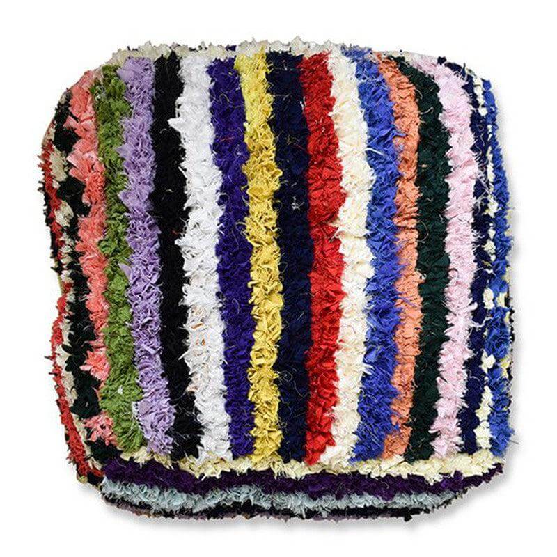 Handgemaakt Marokkaans Boucharouite vloerkussen met kleurrijke strepen, duurzaam van gerecycled textiel.