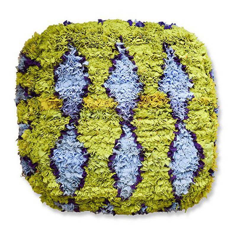 Marokkaans Boucharouite vloerkussen in levendige kleuren, handgemaakt van gerecycled textiel door Marokkaanse ambachtslieden.