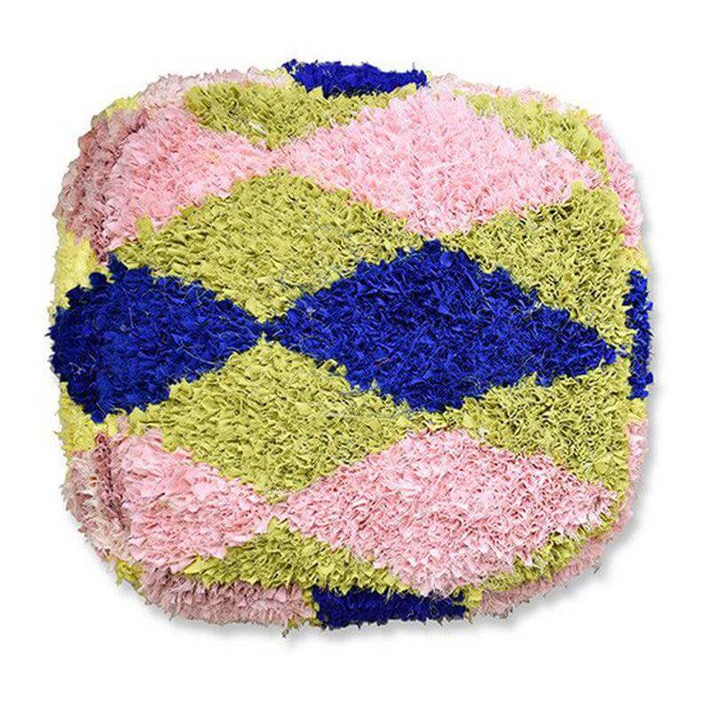 Marokkaans Boucharouite vloerkussen met kleurrijk diamantpatroon, handgemaakt van gerecycled textiel.