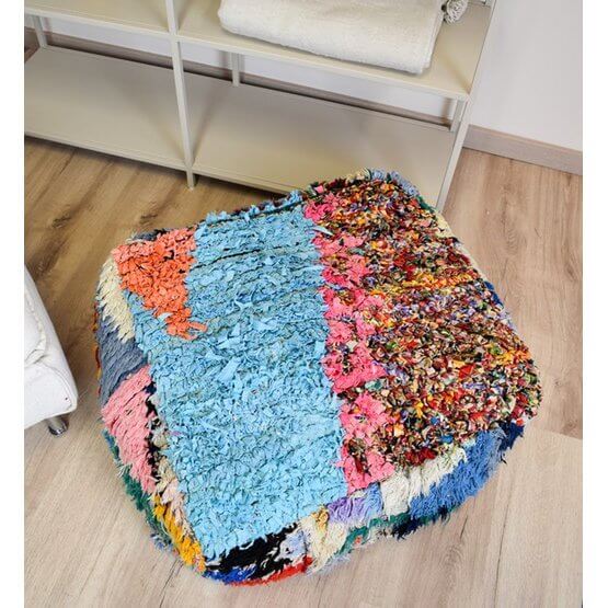 Vibrant Marokkaans Boucharouite-vloerkussen met traditionele weeftechniek en gerecycled textiel, handgemaakt door Marokkaanse ambachtslieden.