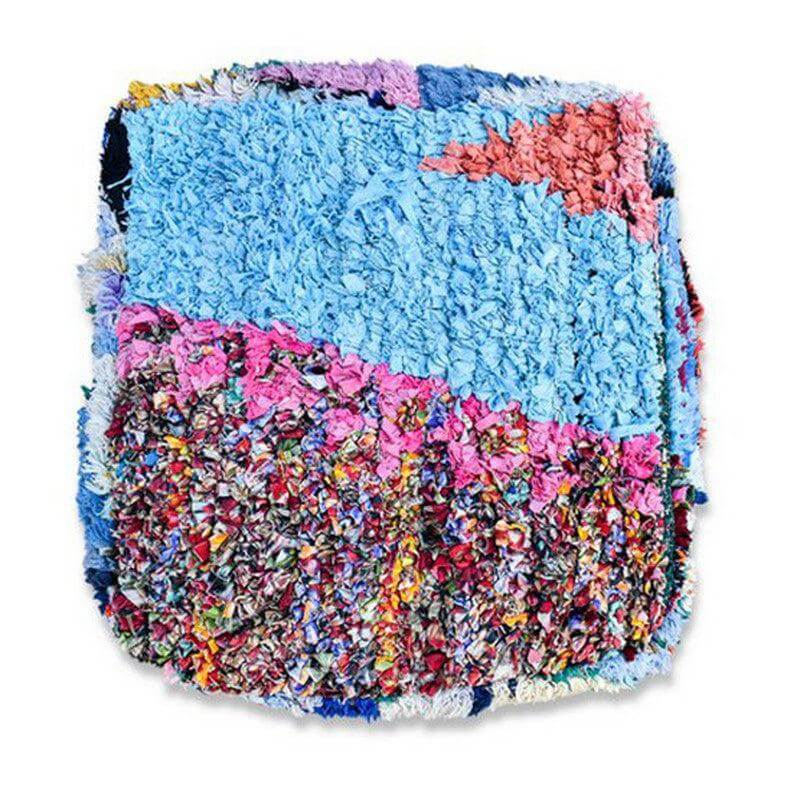 Marokkaans Boucharouite vloerkussen met kleurrijk en uniek design, handgemaakt van gerecycled textiel.