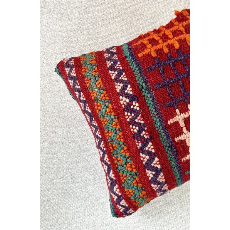 Detail van handgemaakt Marokkaans kussen - unieke vintage Berberstijl met kleurrijke patronen. Perfect voor woon- of slaapkamer.