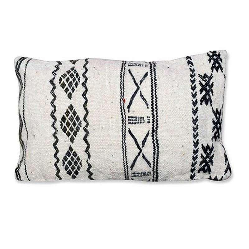 Alt Tag: Handgemaakt Marokkaans kussen van vintage Berberkleed met zwart-witte patronen, uniek en origineel decoratief accent.
