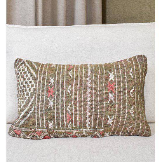 Alt Tag: Handgemaakt Marokkaans kussen van vintage Berberkleed, unieke eyecatcher voor woon- of slaapkamer, groen met rode accenten.