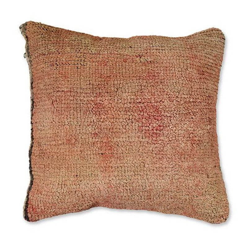 Handgemaakt Marokkaans kussen van vintage Berberkleed, uniek en origineel decoratief ontwerp voor woon- of slaapkamer.