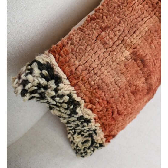 Vintage Marokkaans kussen van Berberkleed, handgemaakt en uniek voor een exotische touch in huis, rood-oranje tinten en beige details.