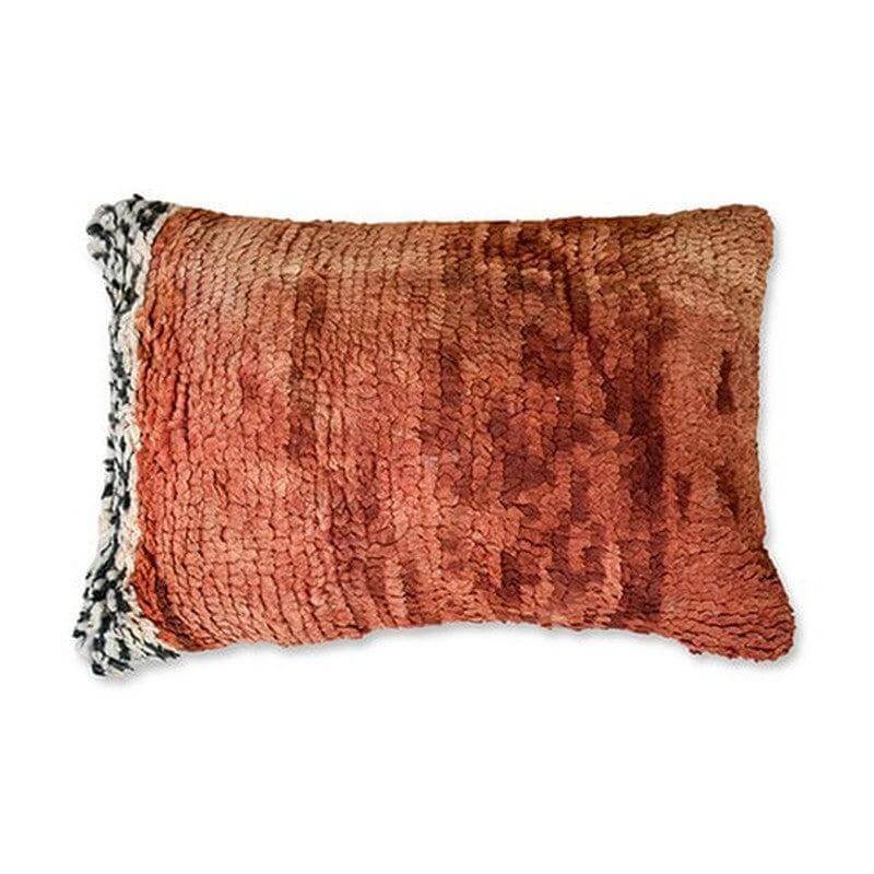 Uniek Marokkaans kussen van vintage Berberkleed in warme tinten, handgemaakt en perfect voor een stijlvolle touch in je interieur.